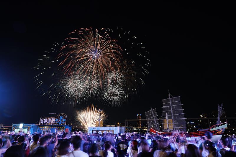 昨(16)日大稻埕夏日節加碼施放360秒煙火秀「再現輝煌」及「河岸夕照」。(臺北市政府觀光傳播局廣告)