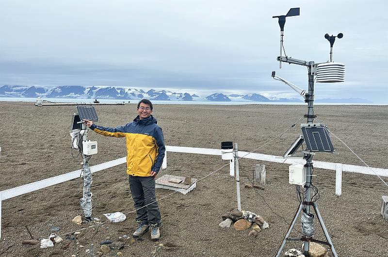 中央大學大氣系王聖翔教授在波蘭Koffioyra測站架設新型氣象觀測儀器，觀測北極第一手資料。