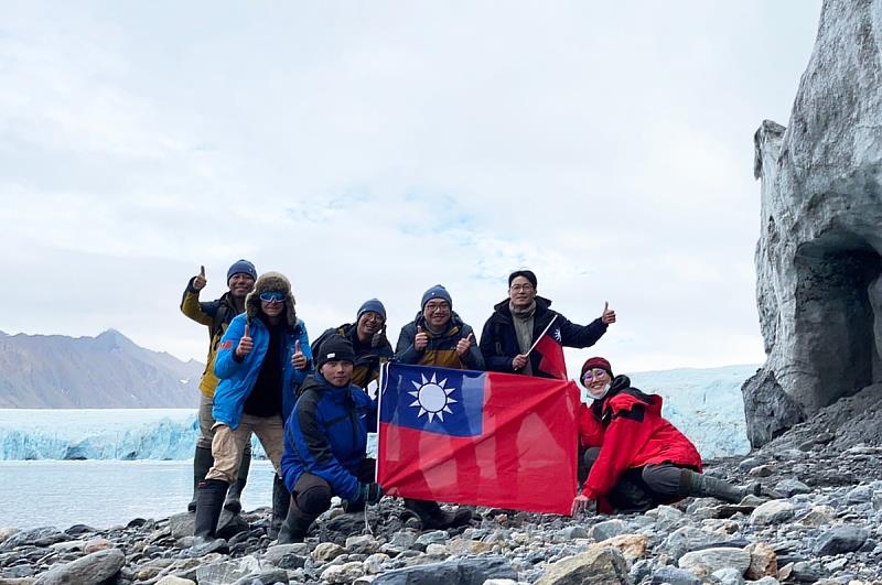 國立中央大學北極探索隊，除地球科學相關領域之科學家，另甄選高中地科老師參與。