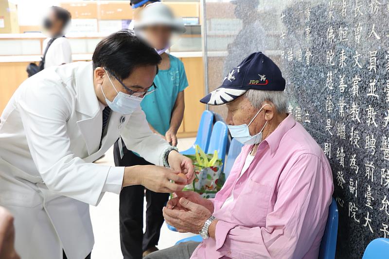 志工室主任顏靜曦也準備了喜氣洋洋的紅蛋，由林欣榮院長、醫務秘書李毅代表，在大廳與病人及家屬分享院慶喜悅。