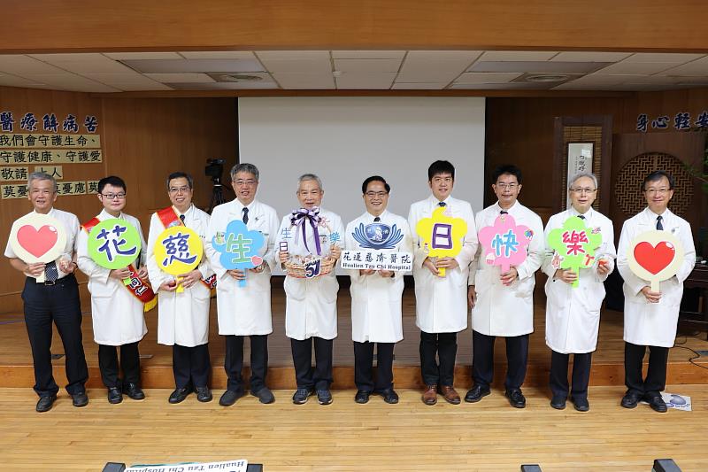 8月17日一早，花蓮慈濟醫院院長林欣榮與超過200位同仁、醫療志工在晨間人文講座上，和全球的慈濟人連線，同步慶祝啟業37周年的生日。