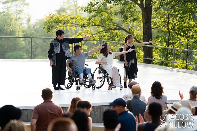 滯留島舞蹈劇場於雅各枕舞蹈藝術節演出謝幕（Photo Credit：Jacob Pillow-Becca Oviatt ADF-Ben Mckeown）