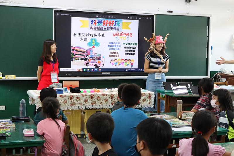 「科普好好玩」種子教師陳鈺𡟚（左）與范郁敏（右）以鬼針草教授學生「仿生學」概念。
