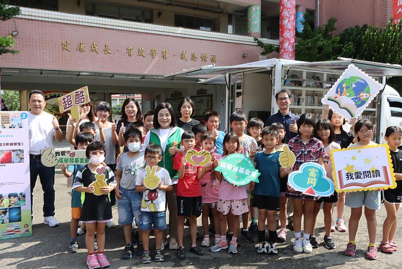 張榮發基金會執行長鍾德美（第二排左三）、教育局科長巫珍妮（最後排左六）、富岡國小校長李莉萍（最後排左四）、同德國小校長萬榮輝（最後排右二），與富岡國小參與「科普好好玩」課程學童合影。