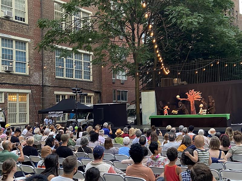 偶偶偶劇團《紙要和你在一起》擔綱紐約市國際藝穗節開幕演出，吸引滿座觀眾。