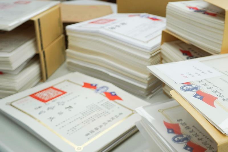 107年以前國家考試及格尚未請領之紙本證書。圖／考試院提供。