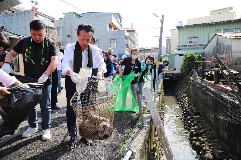 六腳灣南村里清潔大作戰 村民巧思打造角落公園