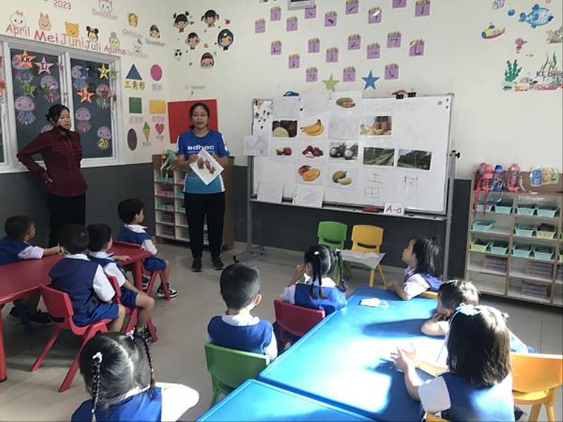 南臺國際志工在印尼邦加幸福學校用華語和幼兒互動之情形。