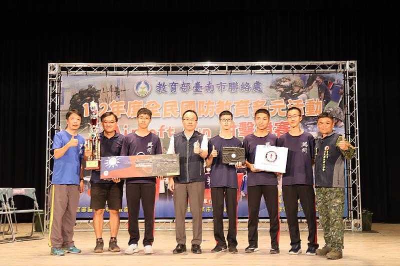 興國高中學生參加112年度全民國防教育「Airsoft Gun 射擊競賽」，再次奪下冠軍。