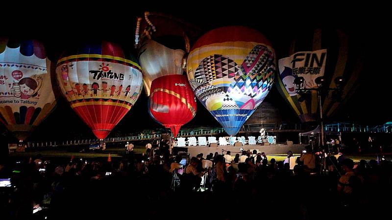 睽違10年！熱氣球光雕音樂會再次成功挑戰臺東海濱公園！「AcQUA源少年」偶像男團+煙火秀 吸引逾萬人潮湧入 直呼好精彩