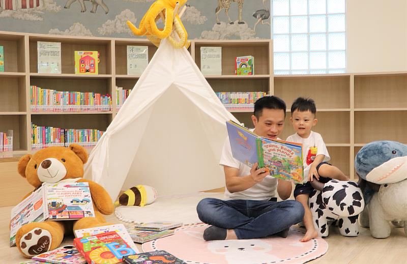 板橋四維分館特別為親子打造雙語閱讀的環境，並且與美國慧智文教基金會合作，為全市兒童外文書藏量最多