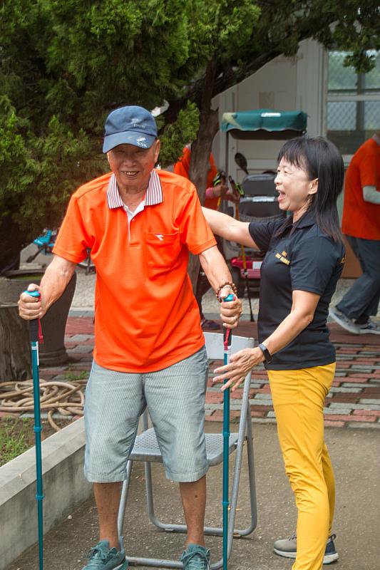 南華大學承辦高齡者複合式健走課程，指導員進行健走姿態指導。