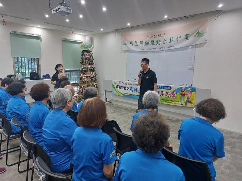 南華大學承辦高齡者複合式健走課程，計劃主持人許伯陽主任與長者互動。關懷社區長者學習情形。