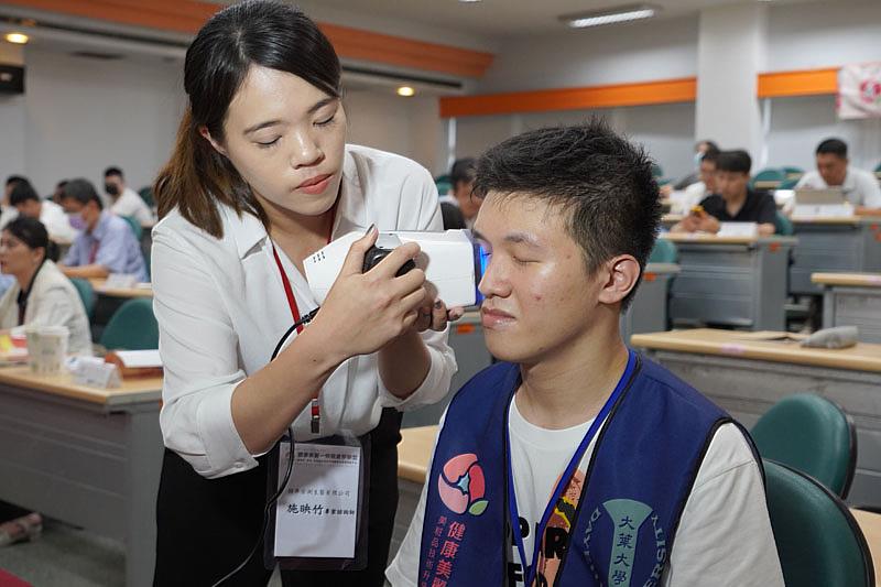 大葉大學美粧論壇讓參加者體驗膚質檢測
