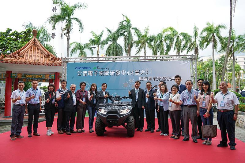 現場展示公信電子、雍御企業和崑大共同合作開發的「台灣首台4輪驅動的電動沙灘車」，貴賓合影