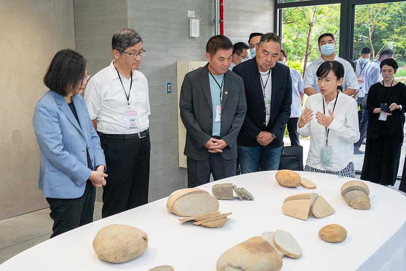 圖5_蔡英文總統參觀烏克蘭藝術家詹娜・卡德羅娃（Zhanna KADYROVA）藝術展品〈圓麵包〉
