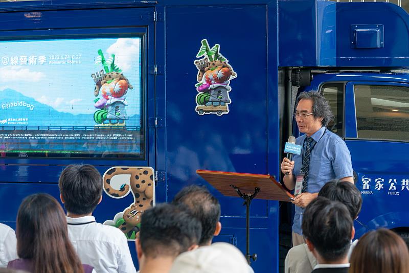 圖4_第2屆浪漫臺三線藝術季總策展人、財團法人客家公共傳播基金會董事長陳邦畛簡報藝術季整體策展內容