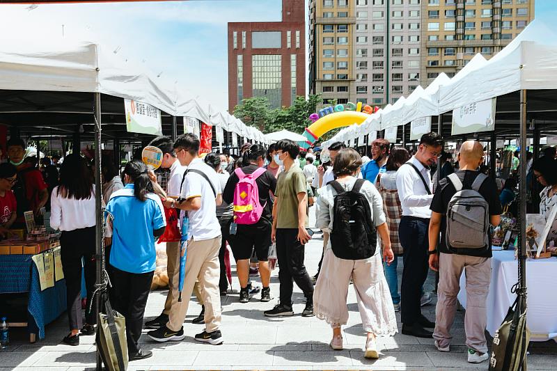 8月18日公益園遊會人潮滿滿，預計一整天將吸引超過6千位房仲夥伴和民眾參與