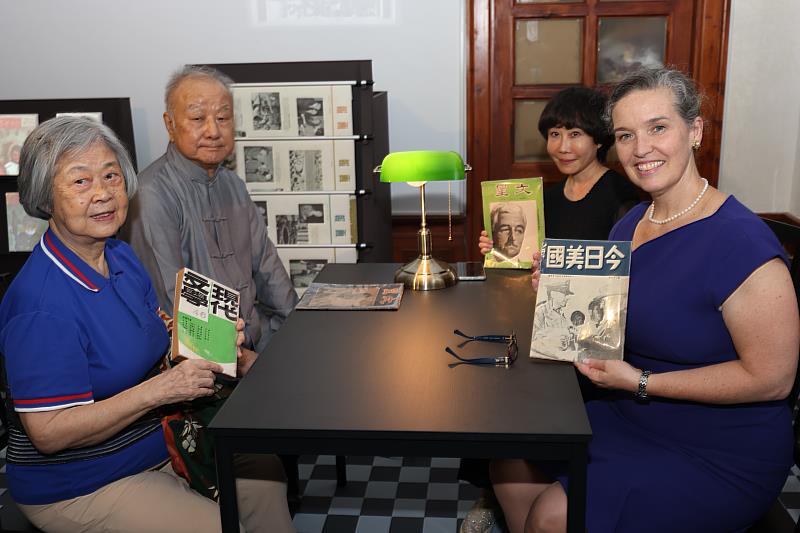 美國在台協會處長孫曉雅（Sandra Oudkirk，右1）、國立臺灣文學館長林巾力（右2）、作家陳若曦（左1）、臺師大美術系講座教授劉國松（左2）參觀「『現代』文青養成術—與美新處的超時空對話」特展，並手持《文星》、《今日美國》、《現代文學》等出版品合影。