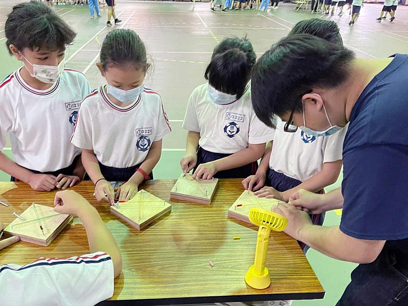 大葉大學消防學程學生帶領小朋友動手玩科學