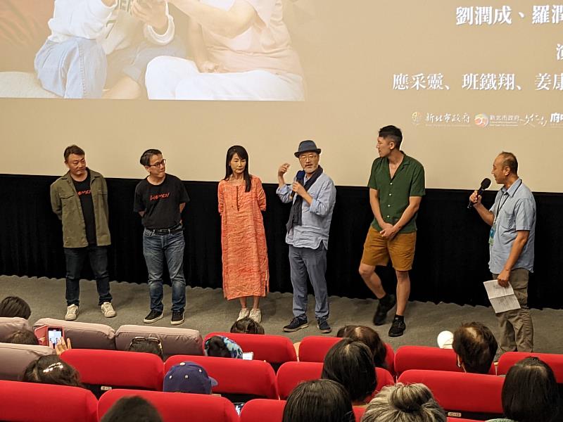 導演劉潤成、羅潤財、主演應采靈、班鐵翔、姜康哲合影，本片將於11月全臺上映