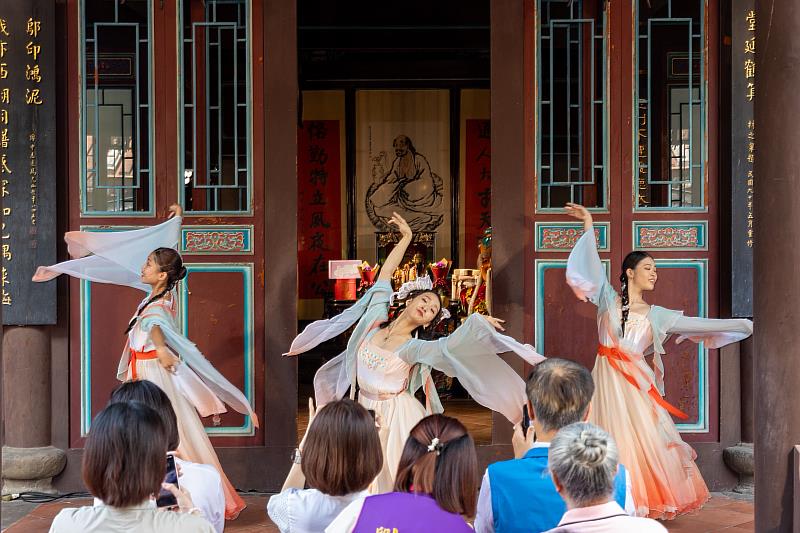 由青年舞蹈家許媗老師帶來精彩的開幕演出《鵲橋仙》，揭開七夕活動序幕