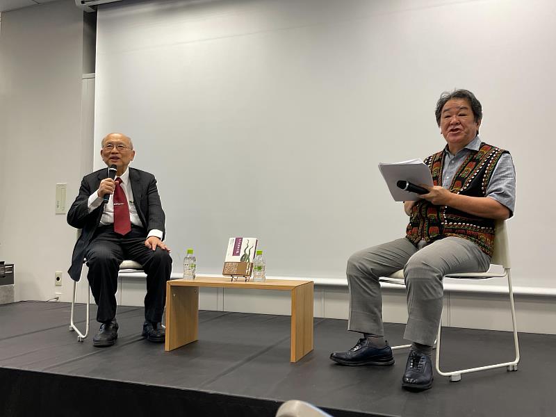 《獅頭花》作者陳耀昌（左）與譯者下村作次郎教授分別分享寫作中的歷史考據過程及解析書中的時代背景與歷史脈絡