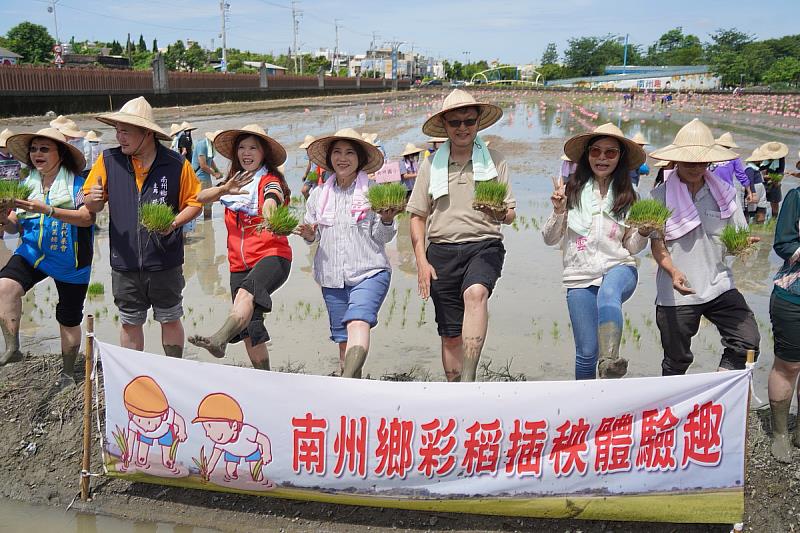 南州鄉公所舉辦「彩稻插秧體驗趣」活動