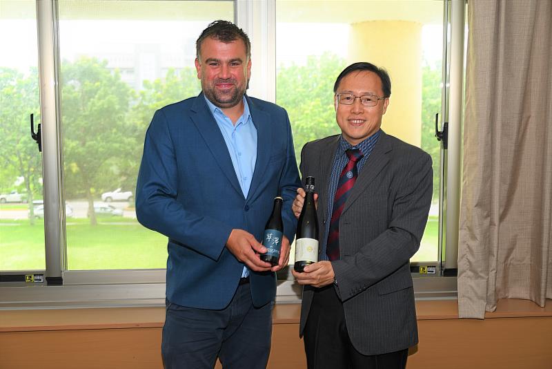 周副校長與Dr. Petr Valášek互贈禮品。