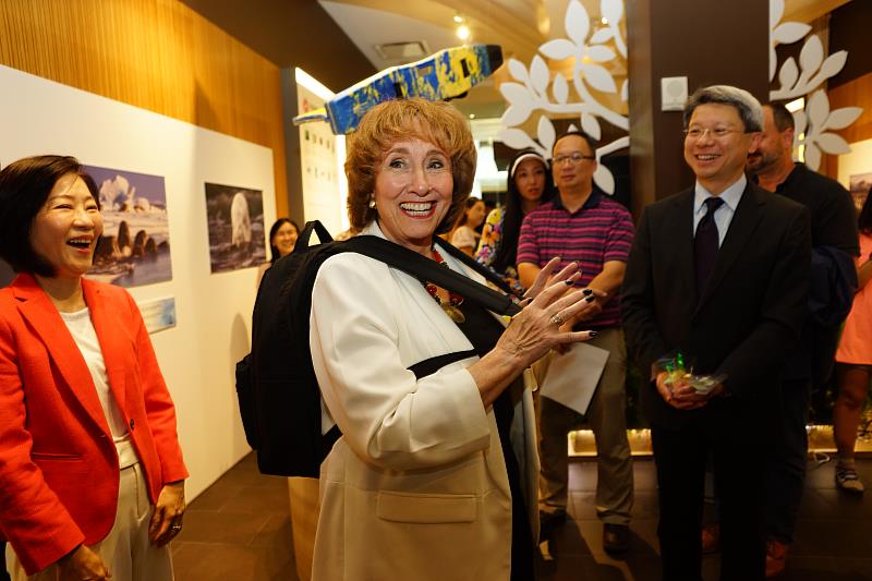 2.華盛頓州州參議員Lisa Wellman(中)參參觀美國台灣精品西雅圖快閃店並體驗海廢回收背包。