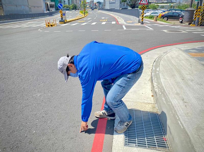 現場說明底層瀝青加入廢玻璃砂再生粒料情形