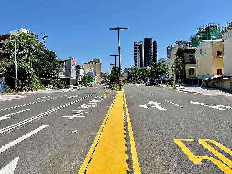 新竹市公道三路於底層瀝青加入廢玻璃砂再生粒料。