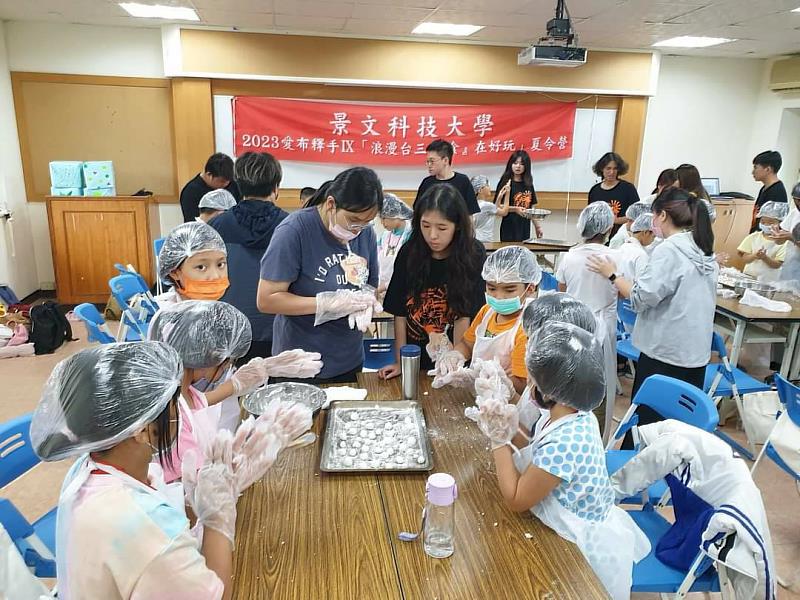 景文科大辦客家文化體驗營 家扶兒手作農食樂陶陶。