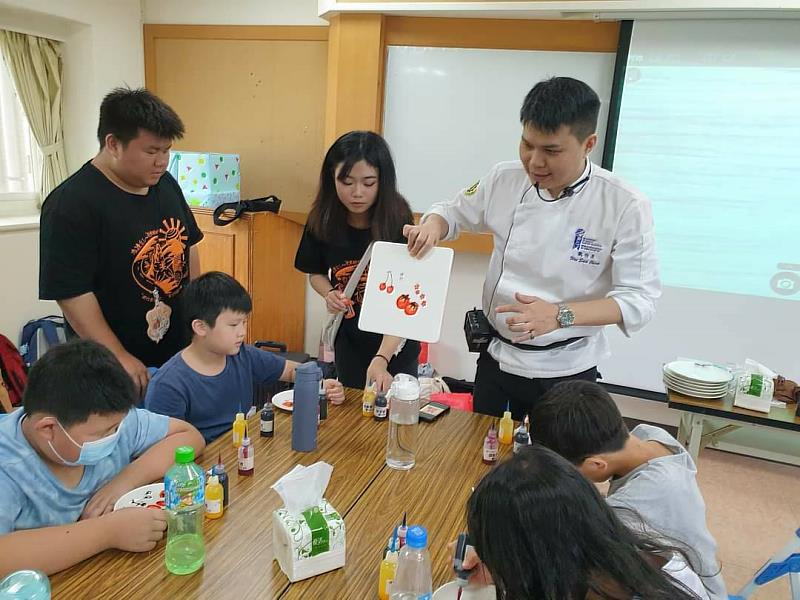 景文科大辦客家文化體驗營 家扶兒手作農食樂陶陶。