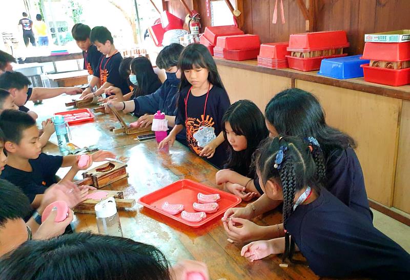 景文科大辦客家文化體驗營 家扶兒手作農食樂陶陶。
