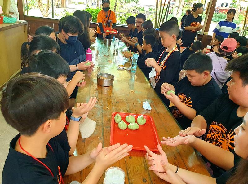 景文科大辦客家文化體驗營 家扶兒手作農食樂陶陶。
