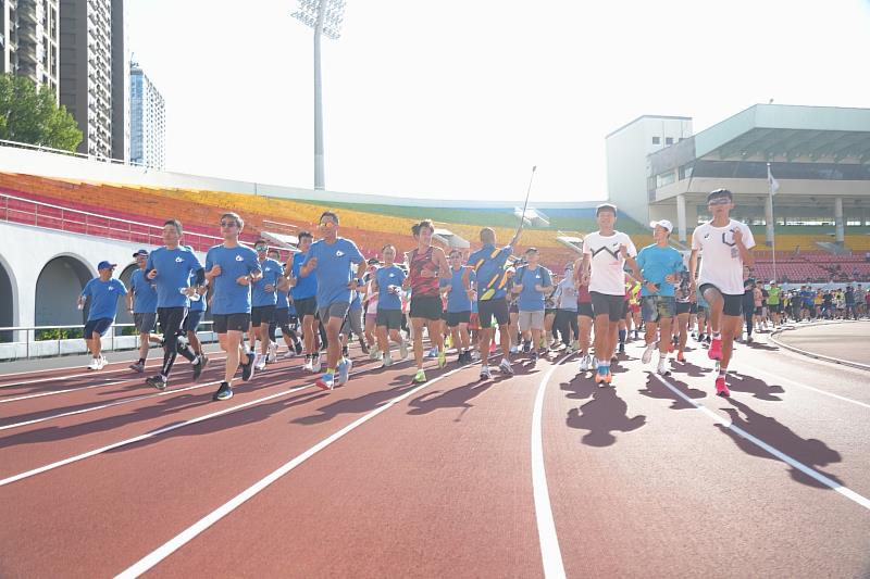南山人壽與「長明賞」共同舉辦跑步訓練活動，董事長尹崇堯及總經理范文偉親自出席練跑，同時感謝到場的頂尖選手及跑者分享跑步技巧。