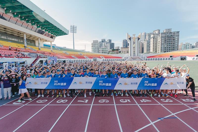 南山人壽搶推創新運動險，更在全台各地舉辦保戶活動「NS RUN 健康」，特別邀請國手以及專業跑團的教練，和民眾一起青春動起來。