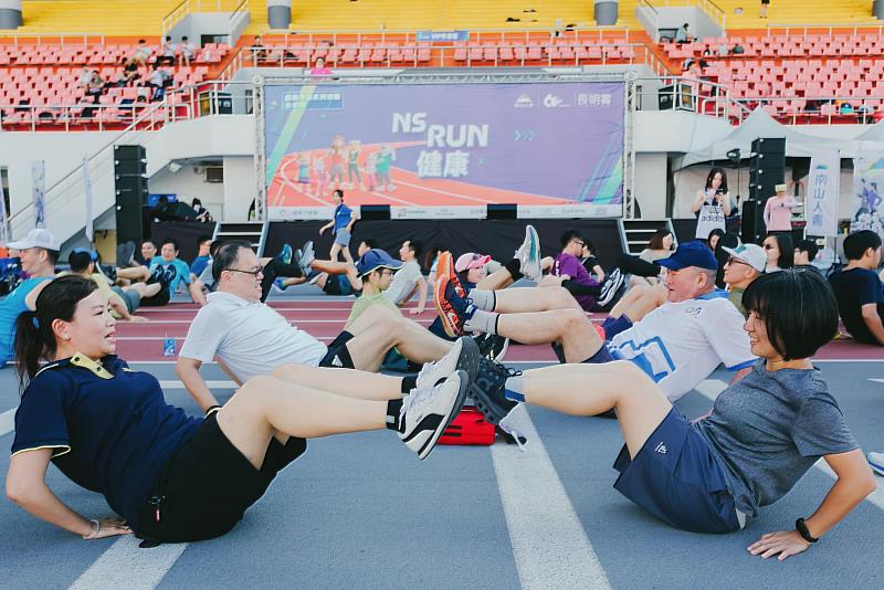 南山人壽「NS RUN 健康」跑訓活動，保戶及業務員在田徑場一同進行「跑動訓練」與「健康肌力」的分組課程，過程笑聲不斷。