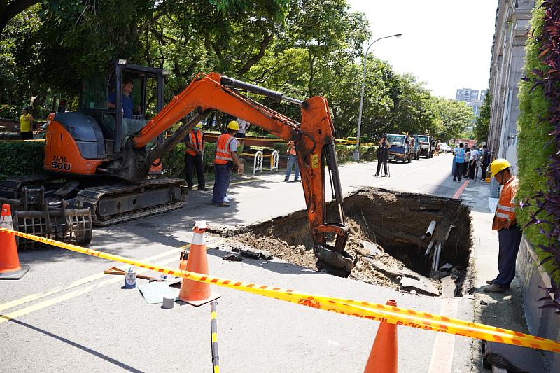 工務處已要求建商盡速搶險回填，並確實改善。