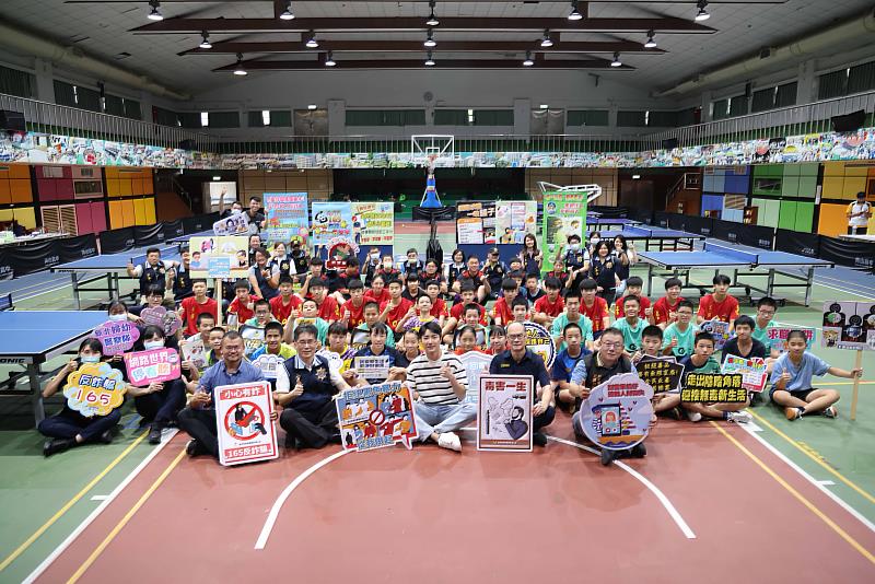 新北警邀請世界級桌球名將江宏傑，共同舉辦桌球夏令營。