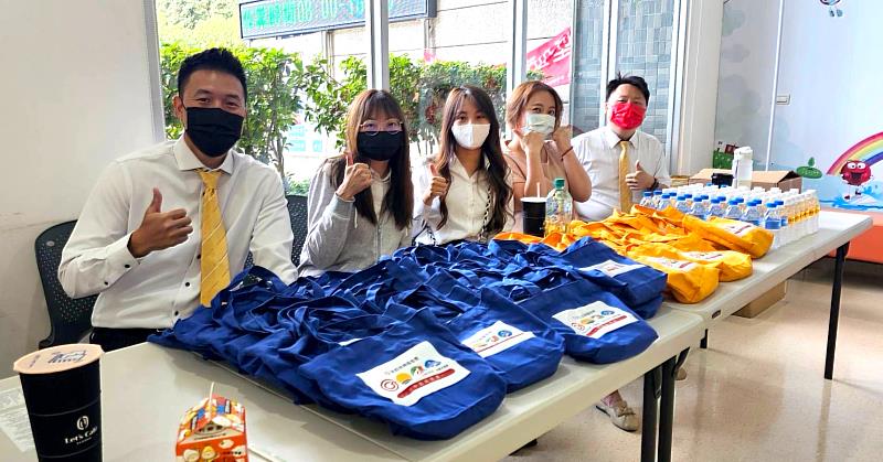 永慶房產集團加盟四品牌中區經管會準備4,000份的環保袋、公益團體手工肥皂，贈送給前來捐血的民眾