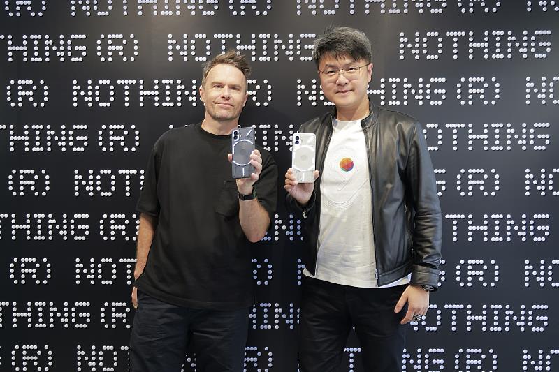英國新創科技品牌NOTHING今舉辦NOTHING Phone (2)發表會，由台灣大哥大電信獨賣，台灣大個人用戶事業商務長林東閔(右)出席發表會，與NOTHING總部營銷創意總監 Ryan Latham合照。