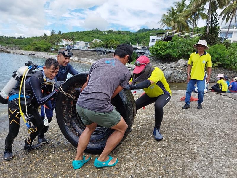 守護海洋環境! 臺東環保局攜手水中運動訓練協會今共同淨海及淨港行動 計清出226公斤廢棄物