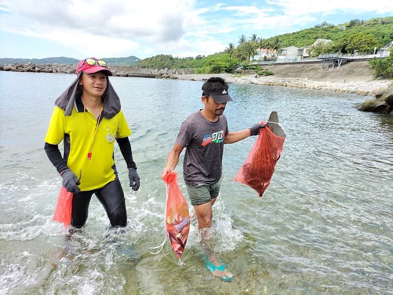 守護海洋環境! 臺東環保局攜手水中運動訓練協會今共同淨海及淨港行動 計清出226公斤廢棄物