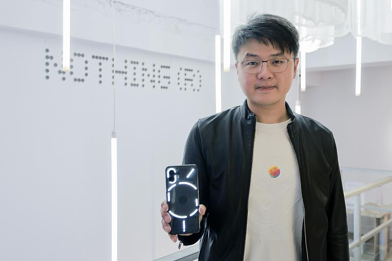 台灣大個人用戶事業商務長林東閔表示，台灣大致力提供消費者多元手機與資費外，同時引進永續產品，用戶購買手機同時落實減碳，很高興連續2年與NOTHING合作，電信獨賣時尚兼具環保手機NOTHING Phone (2)。