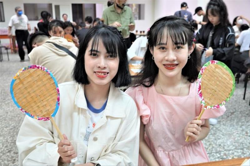 去年來台學華語的越籍生黃氏緣（左）與漢氏秋莊（右），日前已順利通過華語文能力測驗A2認證，將在9月就讀中華大學光電系。