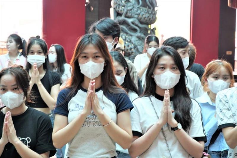 越籍生祈求華語考試能順利過關續留台灣念大學。