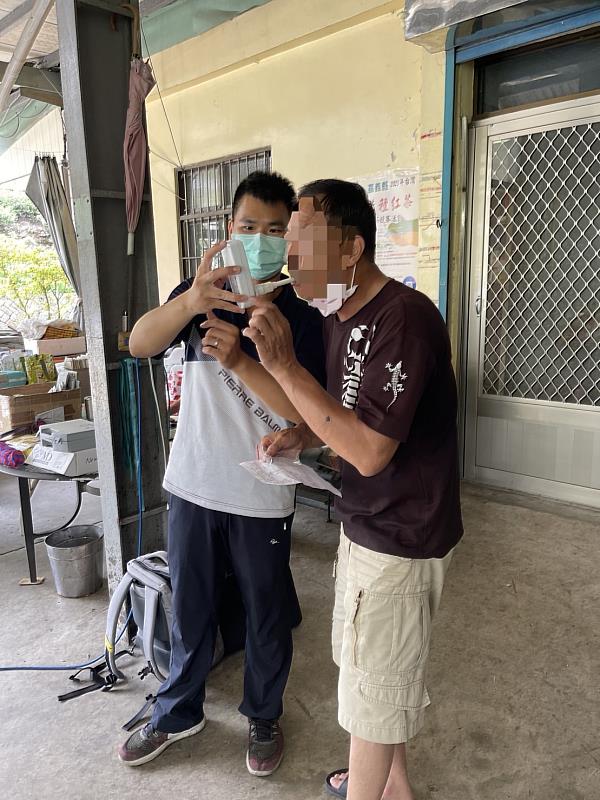 來嘉戒菸好禮獎不完 男子菸齡53年揪兒戒菸