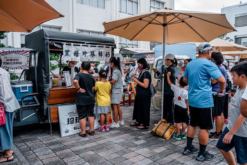 民眾使用台語逛市集